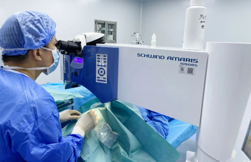 高考結(jié)束后學(xué)生扎堆做激光近視手術(shù)(圖1)