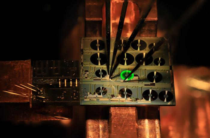 全球首個(gè)光子芯片上摻鉺波導(dǎo)激光器面世(圖1)