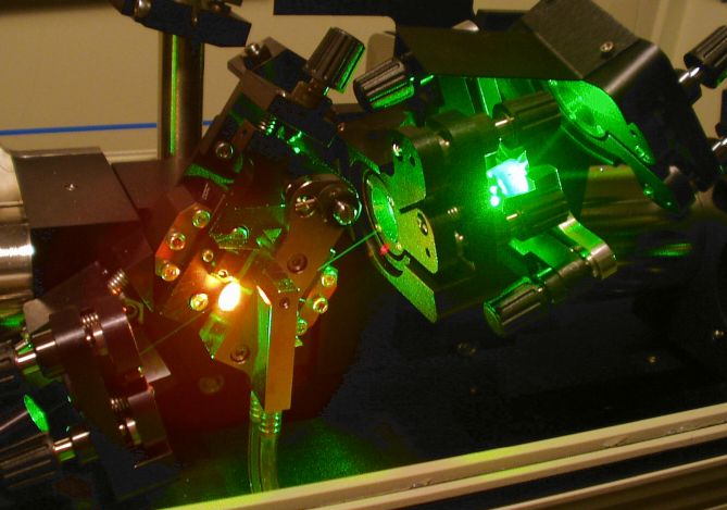 超短脈沖激光技術(shù)之飛秒激光器(圖1)